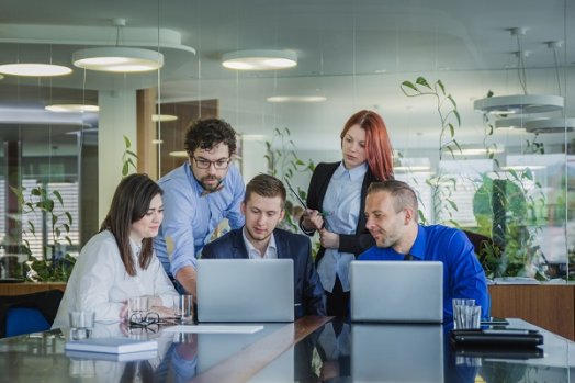 Collaborateurs analysant des données liées à l’intelligence artificielle générative