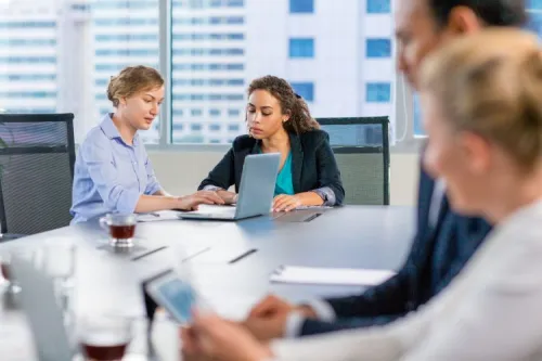 Professionals in a modern meeting room, illustrating the recruitment challenges in the digital sector.