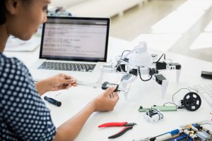 Ingénieure testant un robot connecté dans le cadre d’une étude sur le marché IoT grand public en Europe