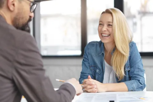 A smiling woman in an interview, illustrating Sofrecom’s dynamism and commitment to digital transformation in Africa.



