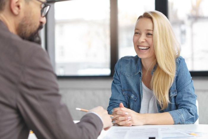 Une femme souriante en entretien, illustrant le dynamisme et l’engagement de Sofrecom dans la transformation numérique en Afrique.