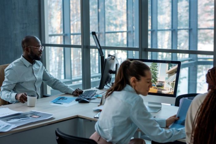 Équipe au travail dans un bureau moderne, illustrant collaboration et transformation digitale