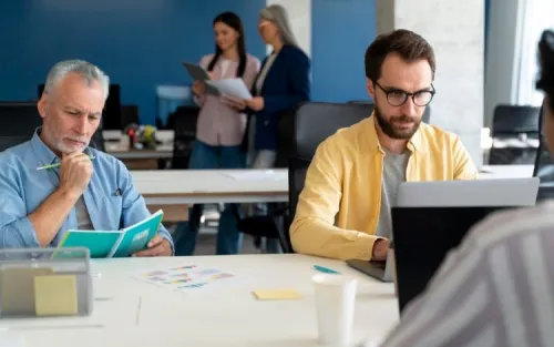 Two focused salespeople in an open space, illustrating the digitalization of Orange’s sales force.