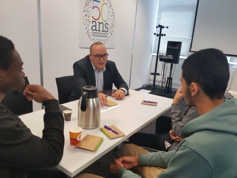 Meeting between high school students and a professional at Sofrecom as part of the Passeport Avenirs program.