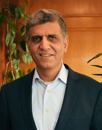 Portrait of Saad Muzaffar Waraich, CIO of PTCL, a key figure in the collaboration with Sofrecom to improve network quality in Pakistan.