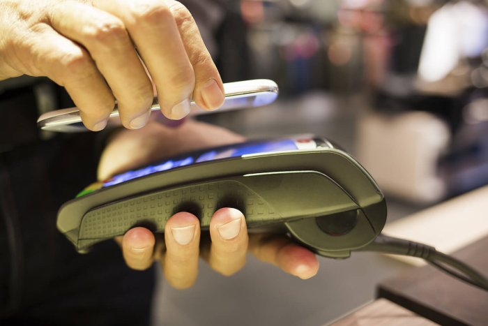 Paiement sans contact via smartphone, illustrant l’essor du mobile money et des paiements digitaux.