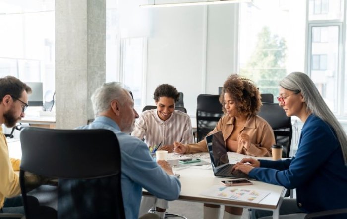 Réunion d’équipe illustrant la stratégie d’Orange face aux géants GAFA sur le marché des smarthomes.