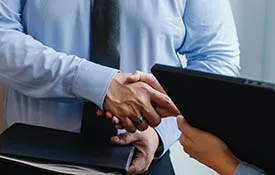 Handshake illustrating the strategic partnership between Sofrecom and ITC in Saudi Arabia.