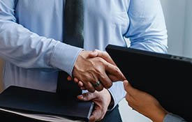 Poignée de main illustrant le partenariat stratégique entre Sofrecom et ITC en Arabie Saoudite