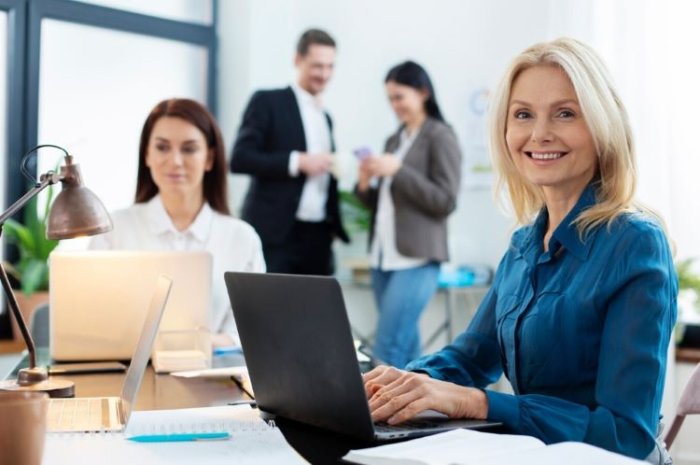 Collaboration d'équipe en environnement de bureau, symbolisant la présence médiatique de Sofrecom.