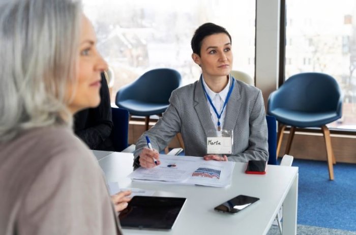 Deux ingénieures télécoms lors d’une réunion technique, illustrant la validation des fonctionnalités 4G innovantes par l’équipe Sofrecom pour Orange France.

