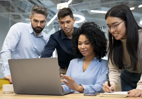 Garantir un accès universel aux services numériques essentiels (santé, éducation, finance mobile) et stimuler une croissance réellement inclusive