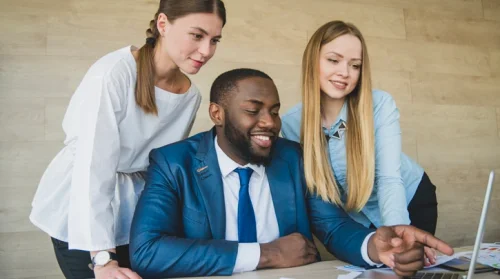 Placer les enjeux ESG au centre de la stratégie et piloter la transformation humaine et culturelle indispensable pour faire évoluer l’organisation, les compétences et les modes de travail.